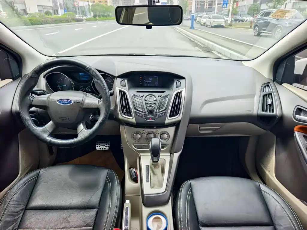 Focus Sedan 1.6 L Auto Comfort