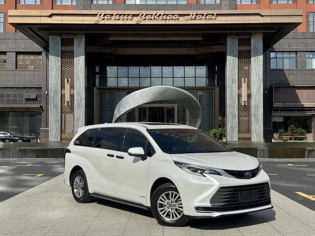 Sienna 2.5 L Hybrid Distinguished
