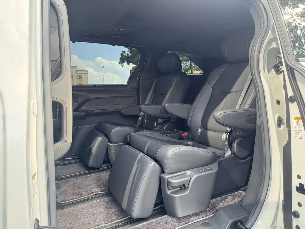 Sienna 2.5 L Hybrid Distinguished