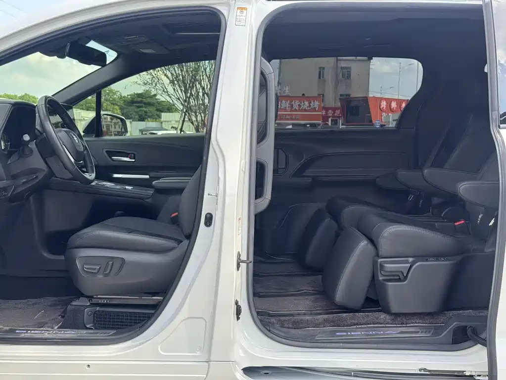 Sienna 2.5 L Hybrid Distinguished