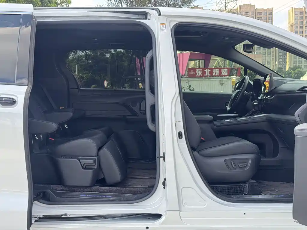 Sienna 2.5 L Hybrid Distinguished