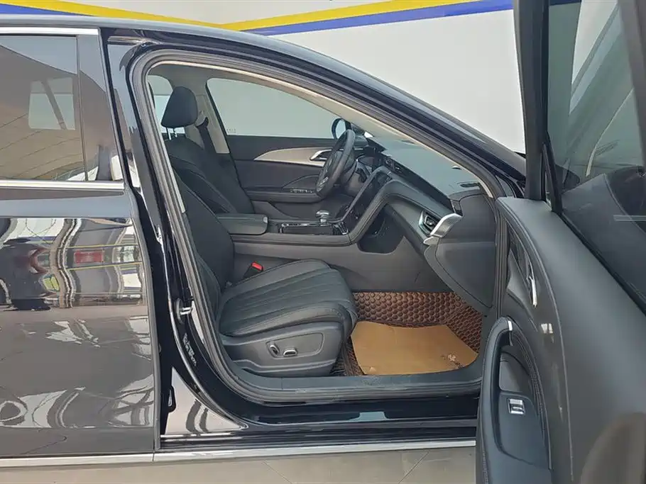 Hongqi H5 2.0 T Auto Connected Flagship Enjoyment