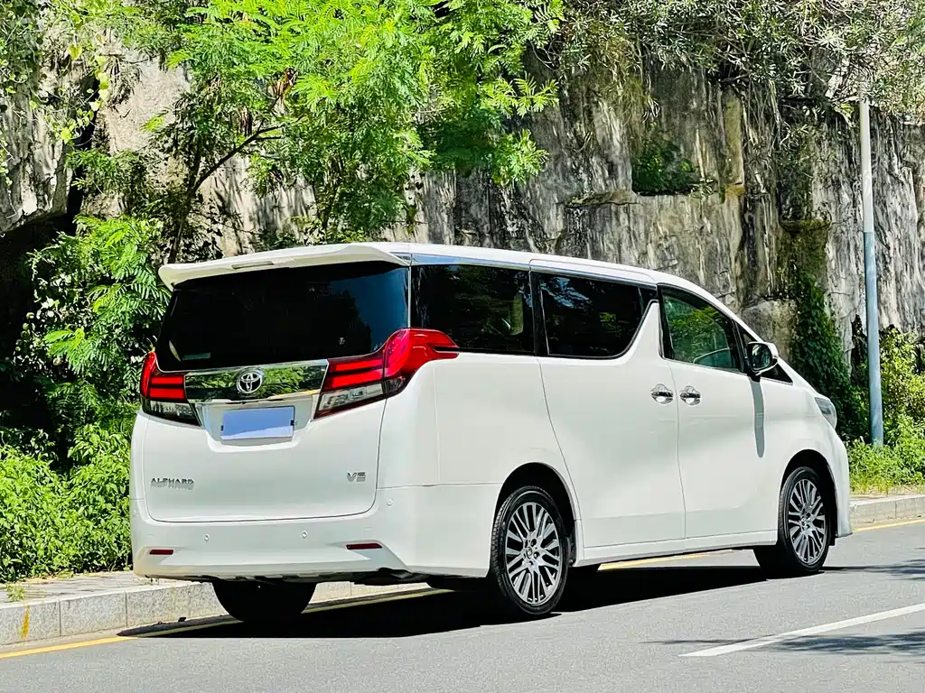 Alphard 3.5 L Distinguished