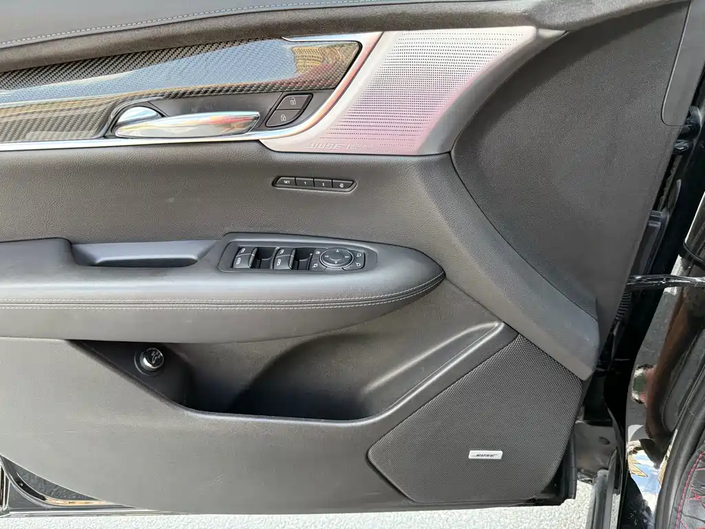 Cadillac XT6 凯迪拉克XT6 2021款 28 T 六座四驱铂金运动版