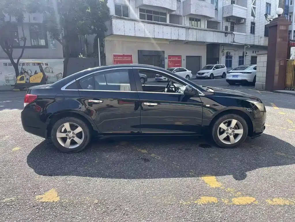 Cruze 1.6 L SE MT