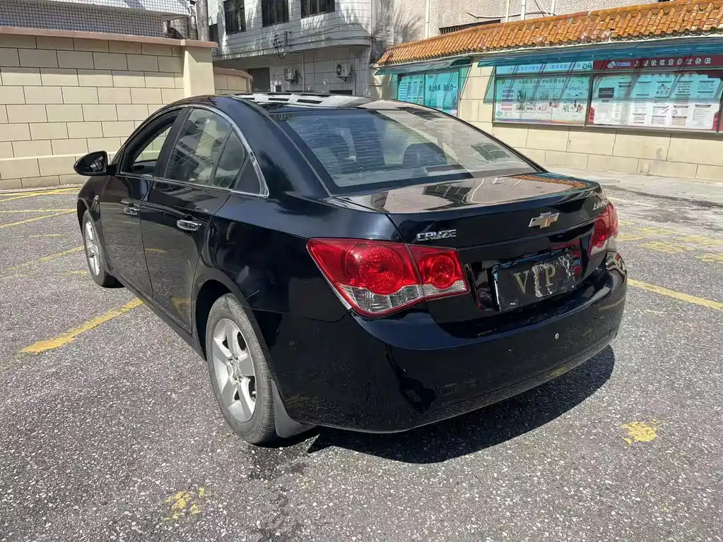 Cruze 1.6 L SE MT