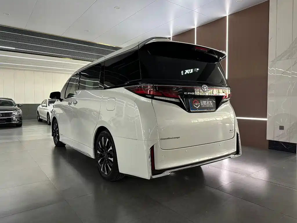 Vellfire Crown Dual Engine 2.5 L Supreme Executive
