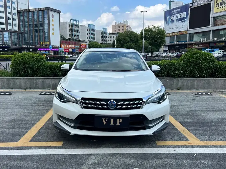 Venucia D60 1.6 L Manual Connected Elite