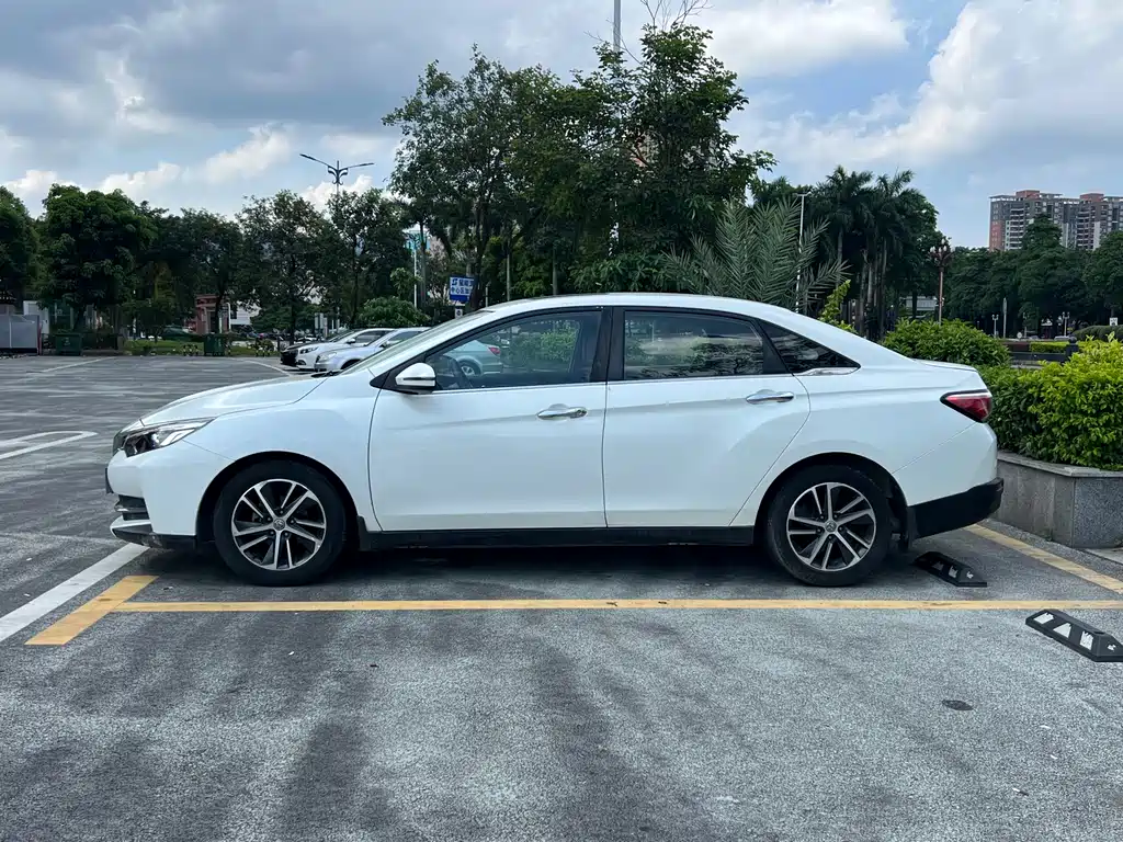 Venucia D60 1.6 L Manual Connected Elite