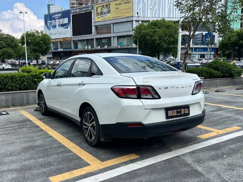 Venucia D60 1.6 L Manual Connected Elite