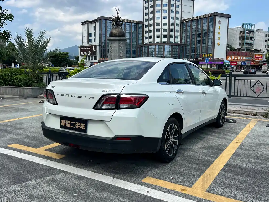 Venucia D60 1.6 L Manual Connected Elite