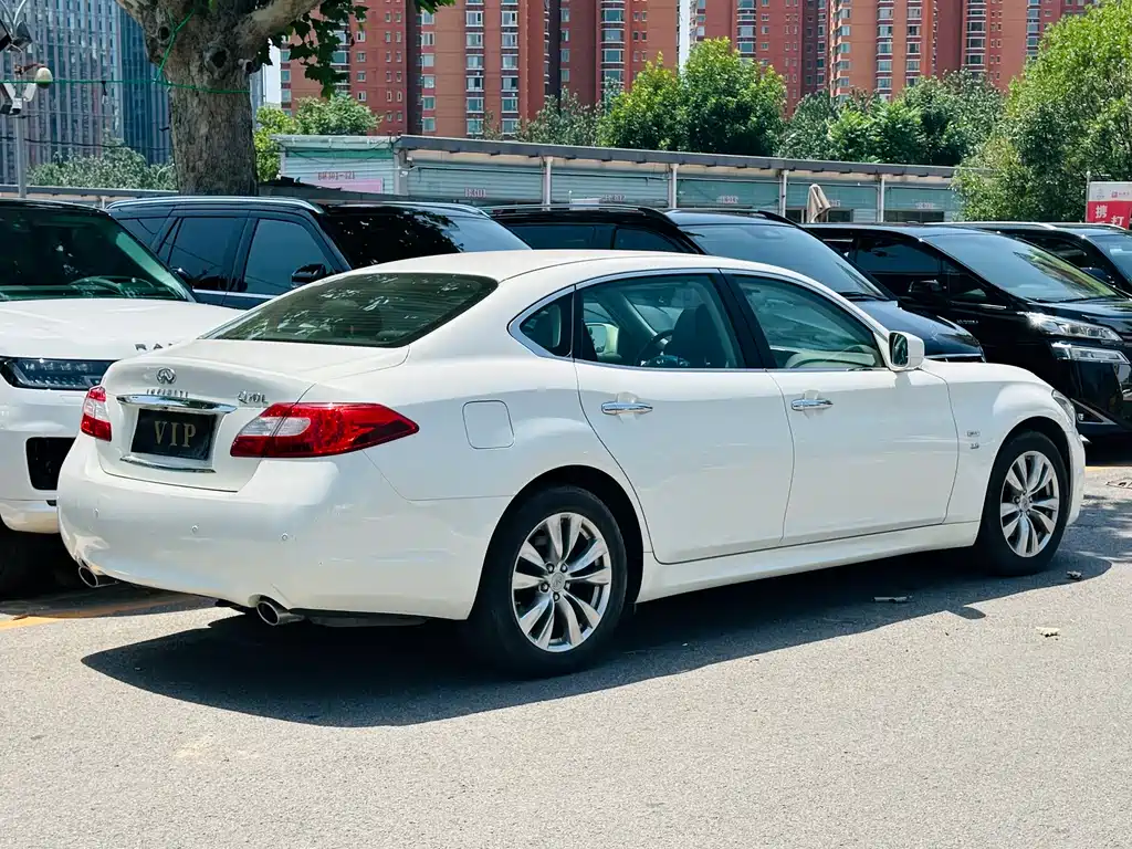 Infiniti Q70 Q70 L 2.5 L Elite