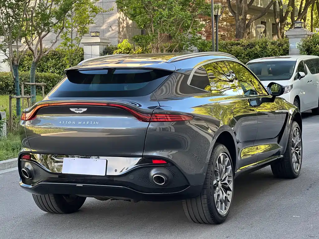 Aston Martin DBX 4.0 T V8