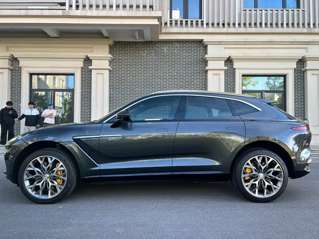 Aston Martin DBX 4.0 T V8