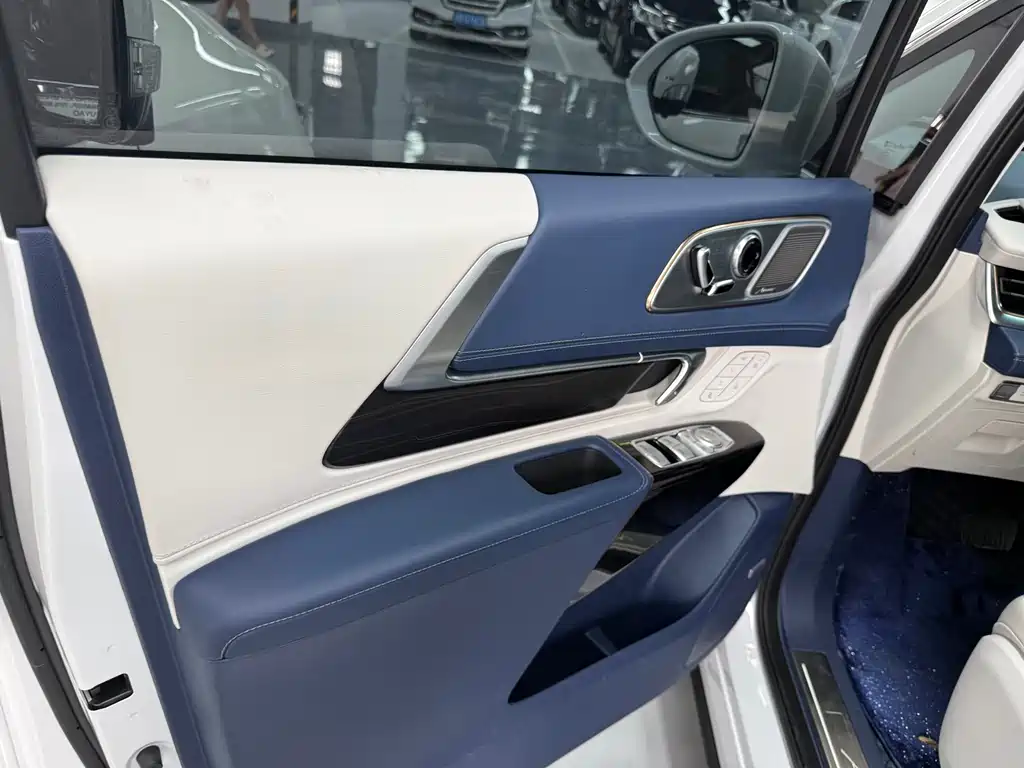 Century 2.0 T 6-seat Heritage