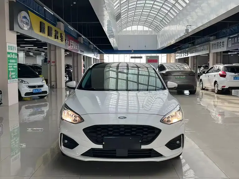 Ford Focus Hatchback EcoBoost 180 Auto Sharp Trend