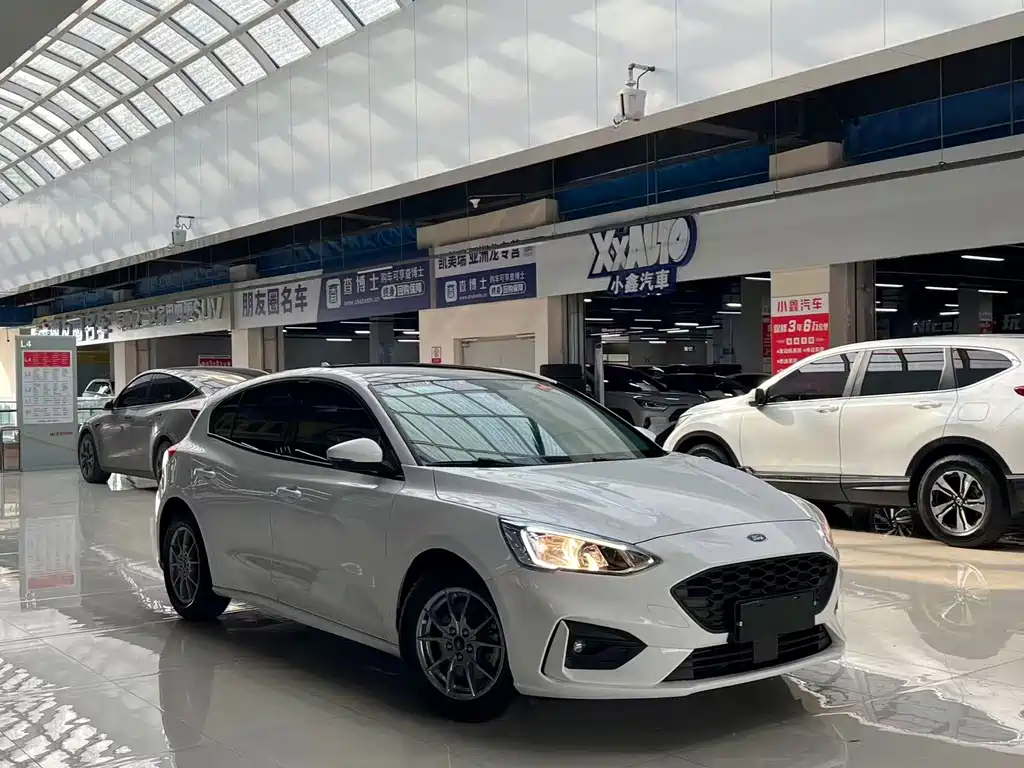 Focus Hatchback EcoBoost 180 Auto Sharp Trend