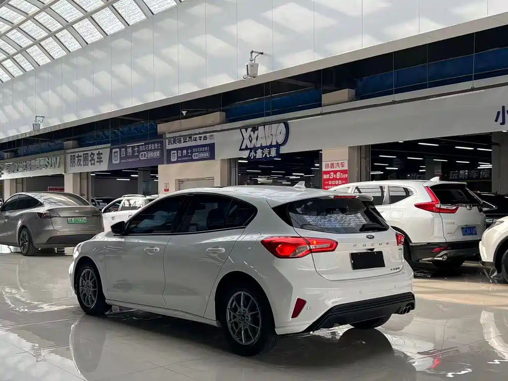 Focus Hatchback EcoBoost 180 Auto Sharp Trend