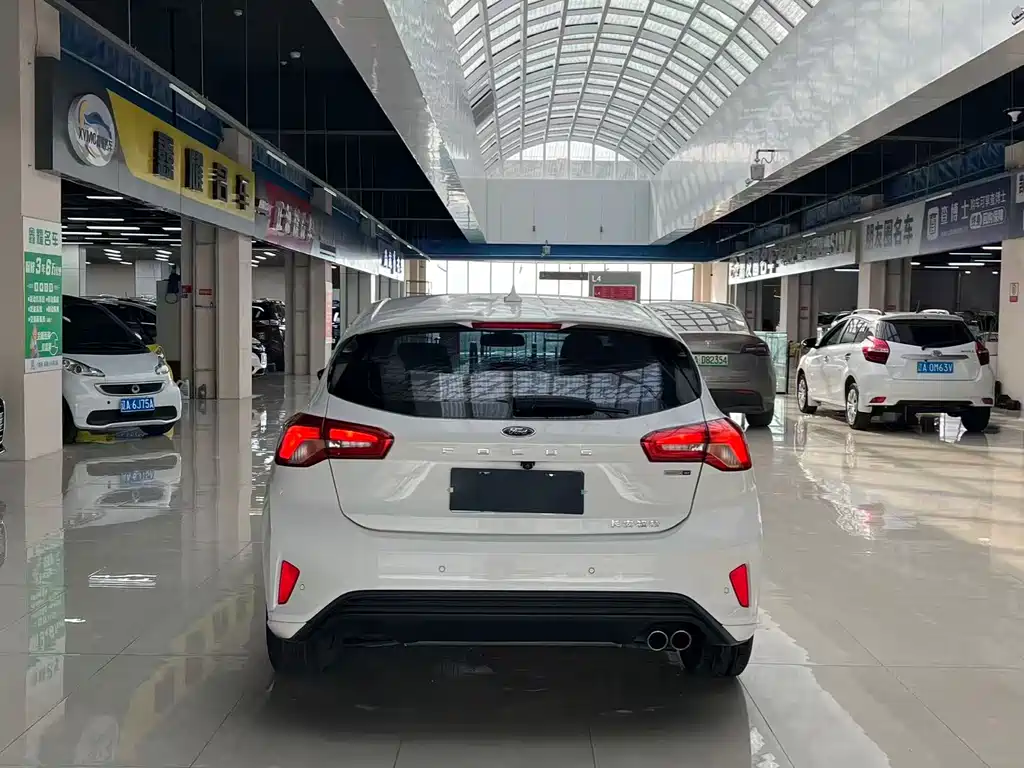 Focus Hatchback EcoBoost 180 Auto Sharp Trend