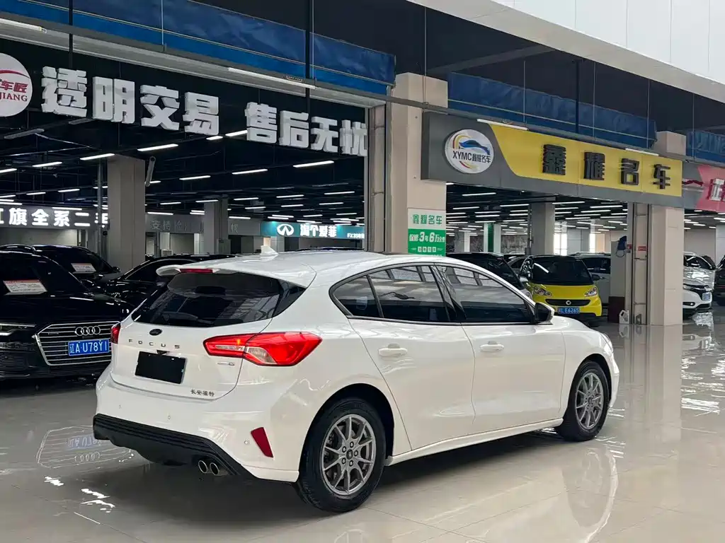 Focus Hatchback EcoBoost 180 Auto Sharp Trend