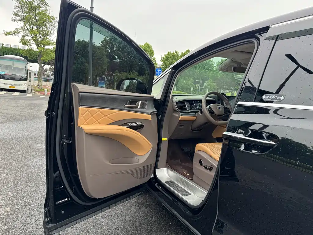 Denza D9 DM-i 970 4 WD Honored