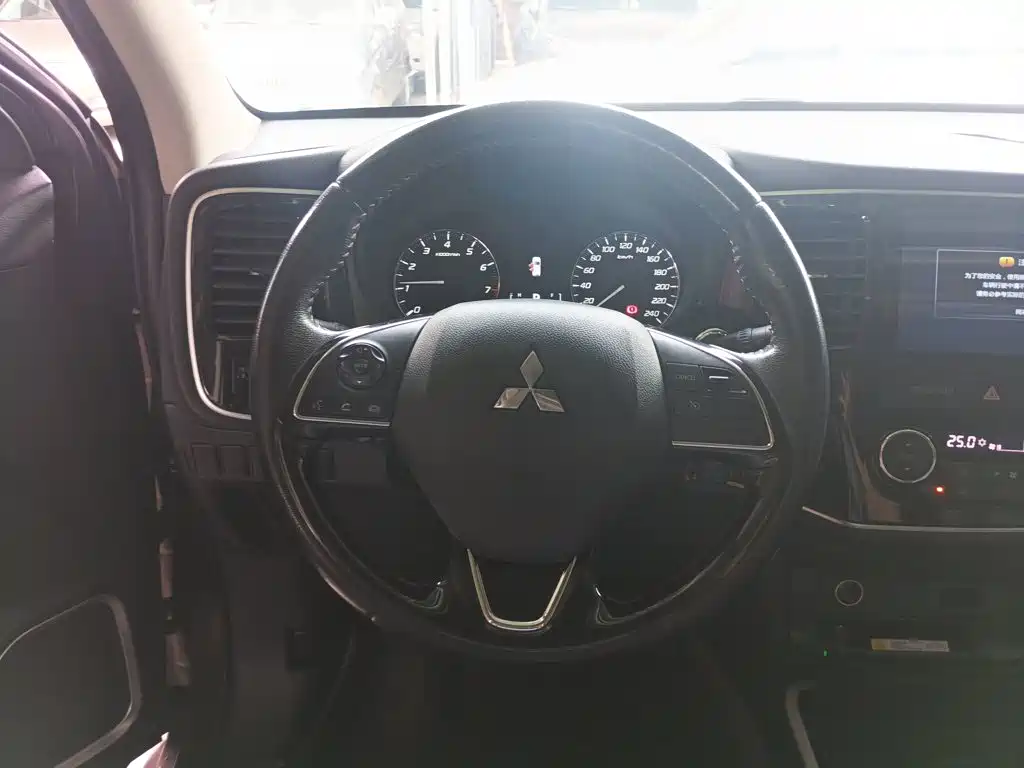 Outlander 2.0 L 2 WD Smooth Enjoyment 7-seat CN-VI