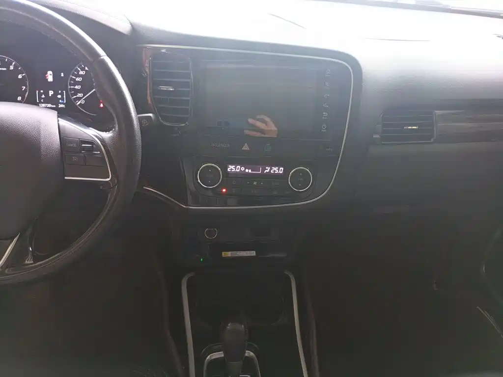 Outlander 2.0 L 2 WD Smooth Enjoyment 7-seat CN-VI