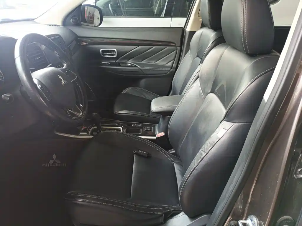 Outlander 2.0 L 2 WD Smooth Enjoyment 7-seat CN-VI