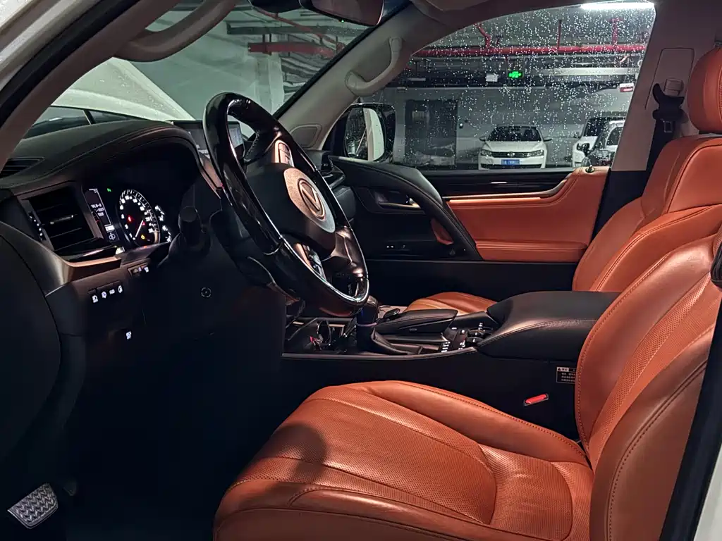 Lexus LX 570 Distinguished Luxury