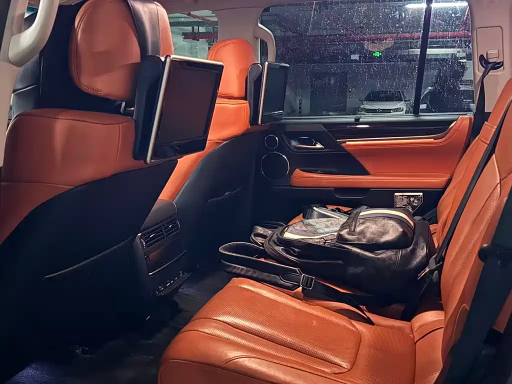 Lexus LX 570 Distinguished Luxury