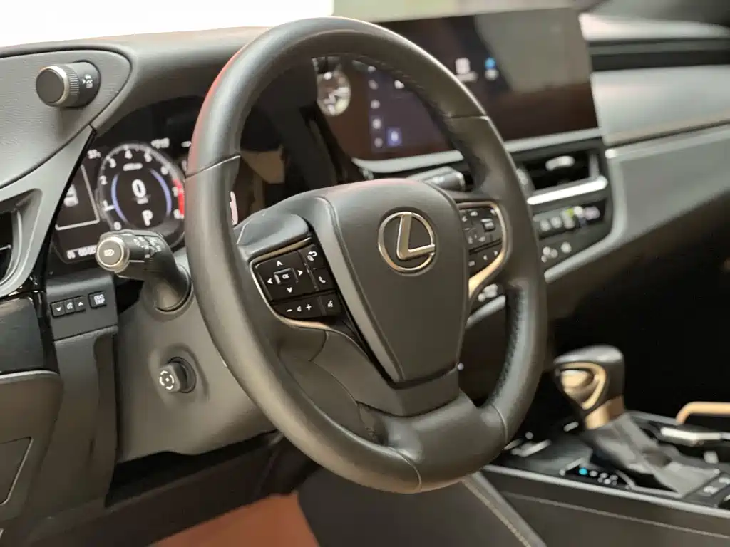 Lexus ES 200 Outstanding