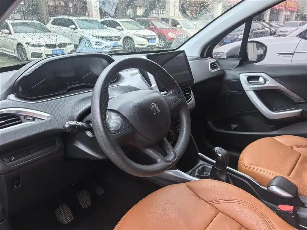 Peugeot 2008 2014 1.6 L Manual Trendy