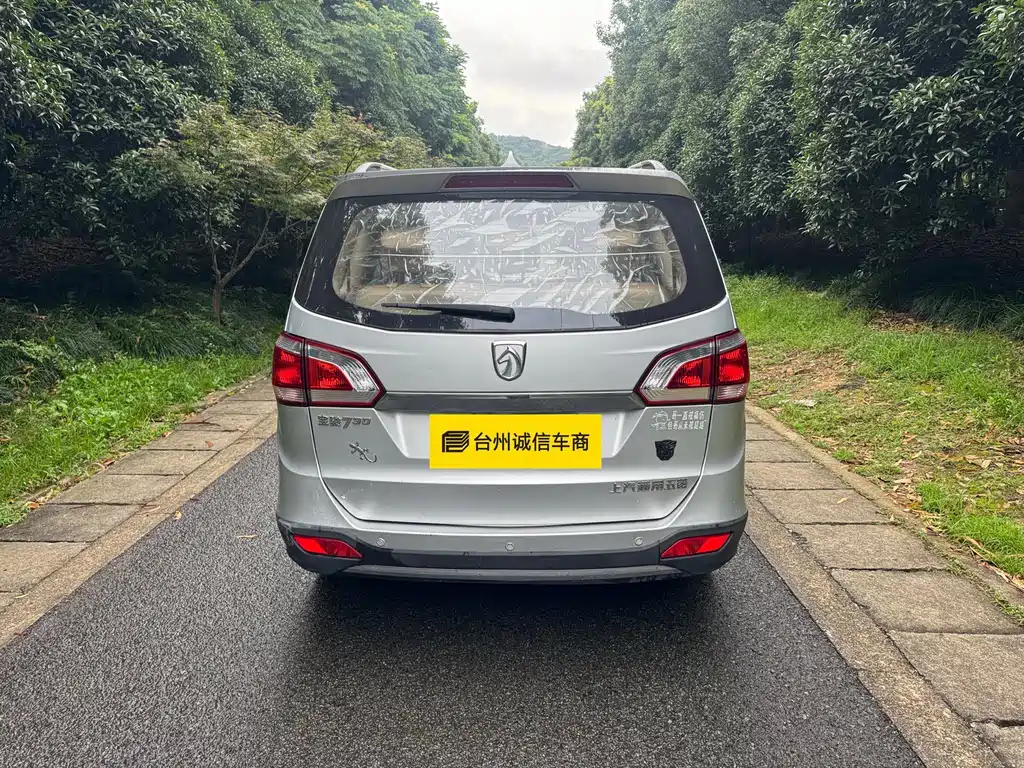 Baojun 730 1.5 L Manual Luxury Navigation ESP 7-seat