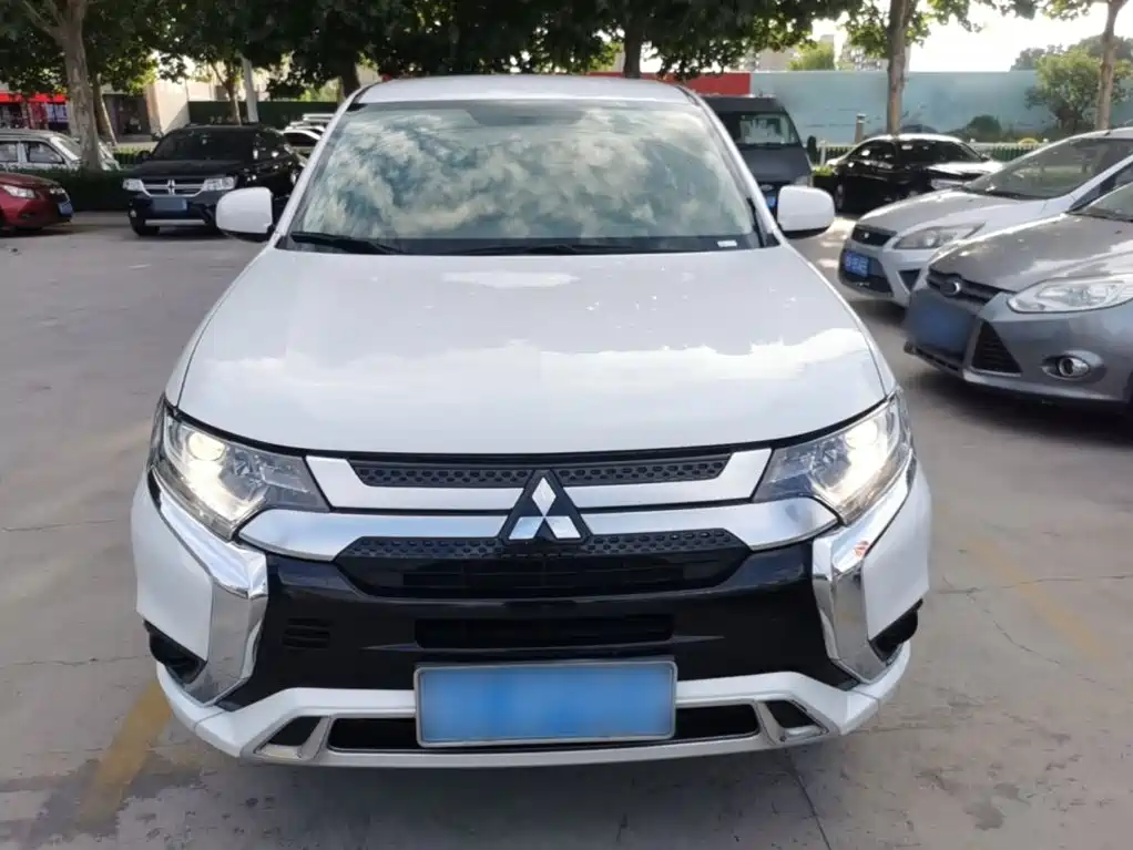 Outlander 2.0 L 2 WD Smooth Travel 5-seat