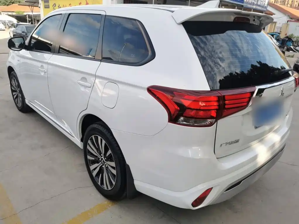 Outlander 2.0 L 2 WD Smooth Travel 5-seat