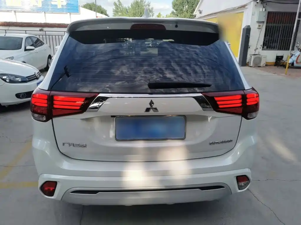 Outlander 2.0 L 2 WD Smooth Travel 5-seat