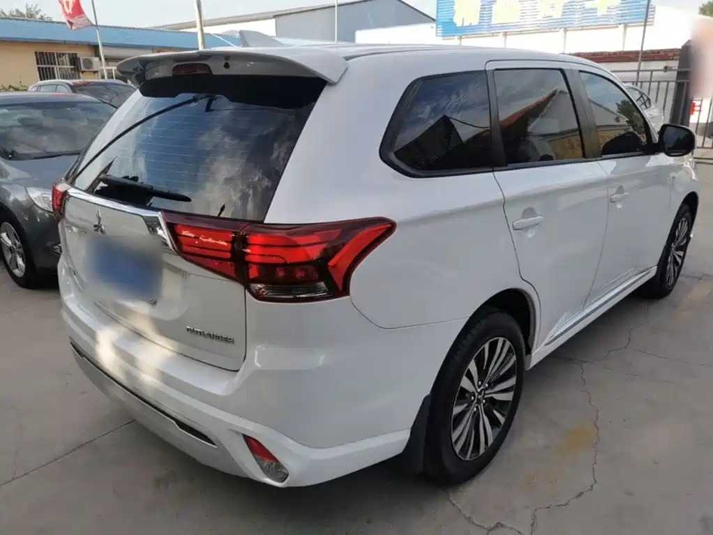 Outlander 2.0 L 2 WD Smooth Travel 5-seat
