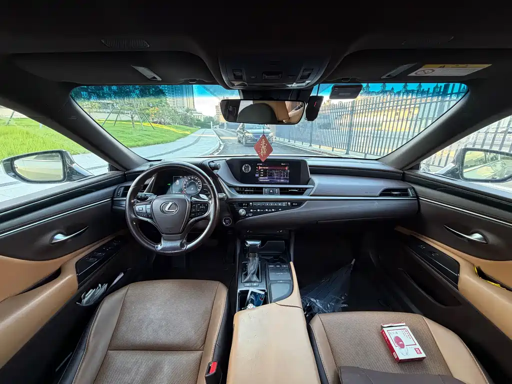 Lexus ES 300 h Outstanding