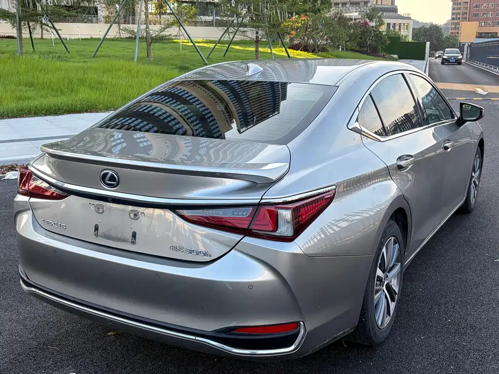 Lexus ES 300 h Outstanding