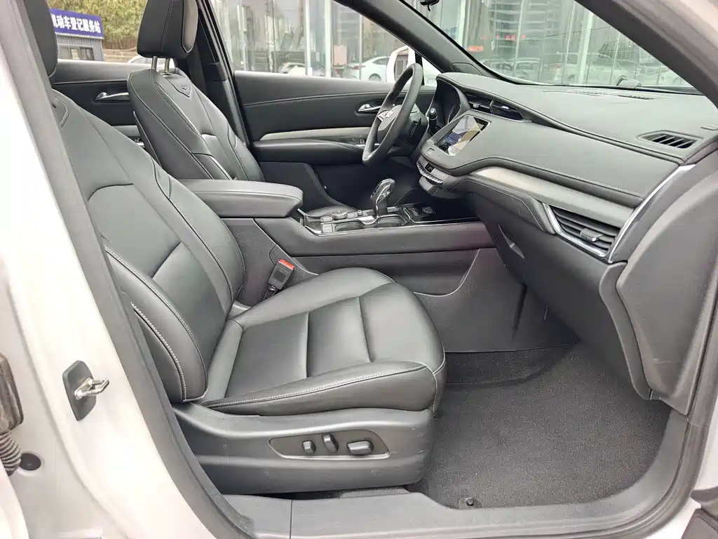 Cadillac XT4 28 T 2 WD Leading