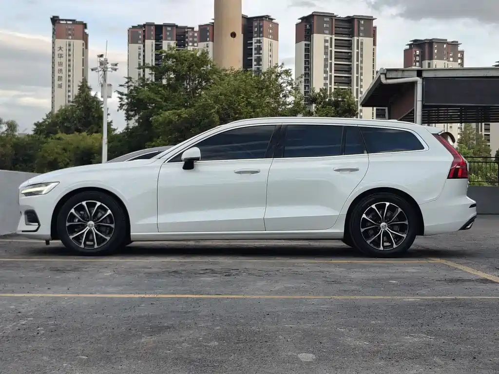 Volvo V60 沃尔沃V60 2021款 B4 智逸豪华版