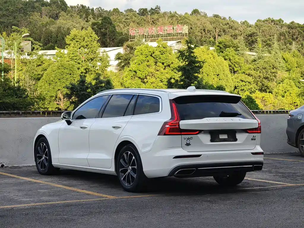 Volvo V60 沃尔沃V60 2021款 B4 智逸豪华版