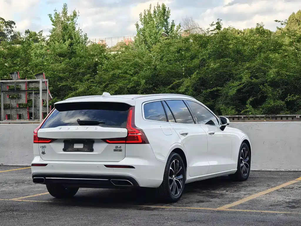 Volvo V60 沃尔沃V60 2021款 B4 智逸豪华版