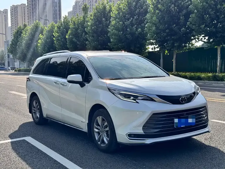 Toyota Sienna 2.5 L Hybrid 4 WD Distinguished