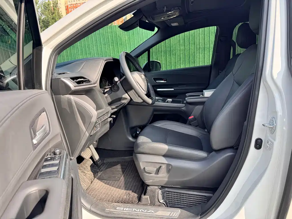 Sienna 2.5 L Hybrid 4 WD Distinguished