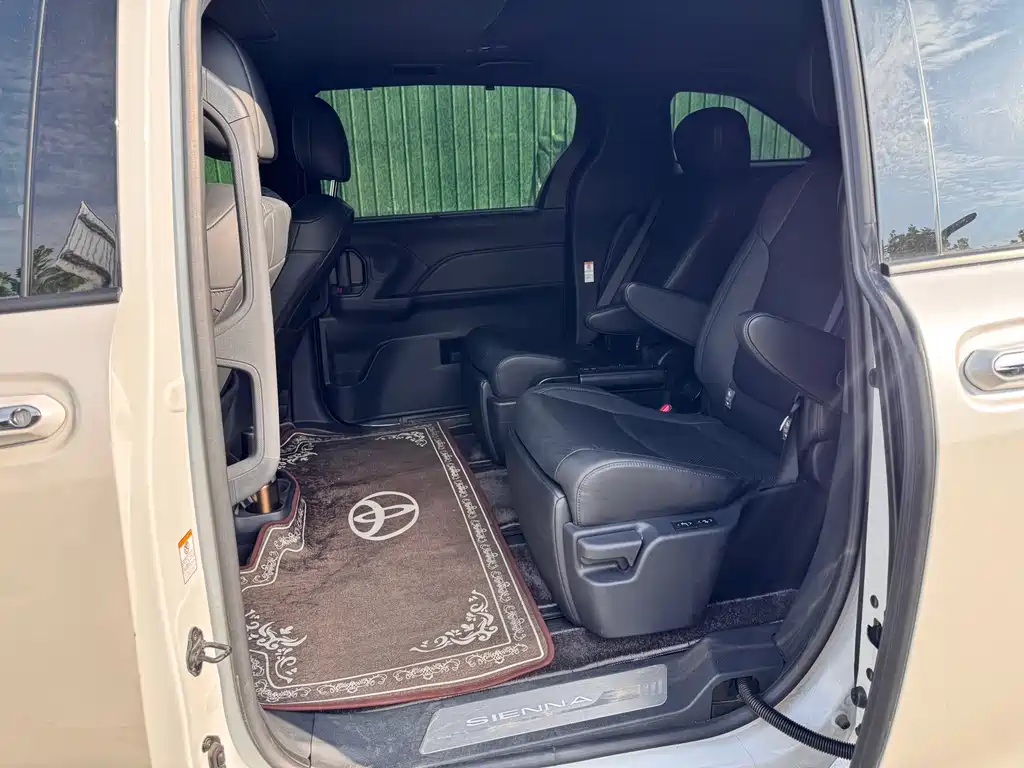 Sienna 2.5 L Hybrid 4 WD Distinguished