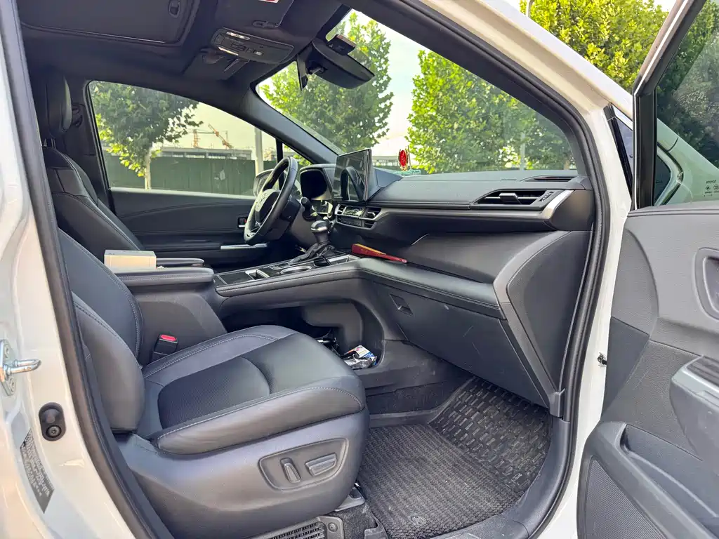 Sienna 2.5 L Hybrid 4 WD Distinguished