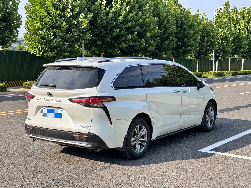 Sienna 2.5 L Hybrid 4 WD Distinguished