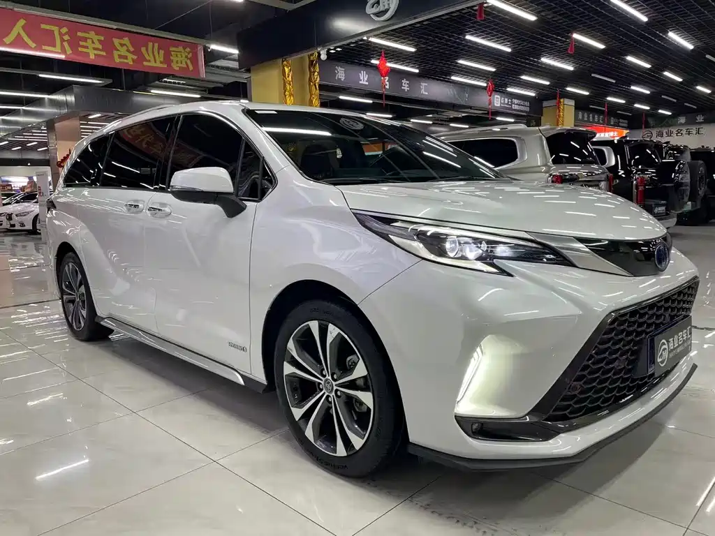 Granvia 2.5 L Hybrid Distinguished PLUS