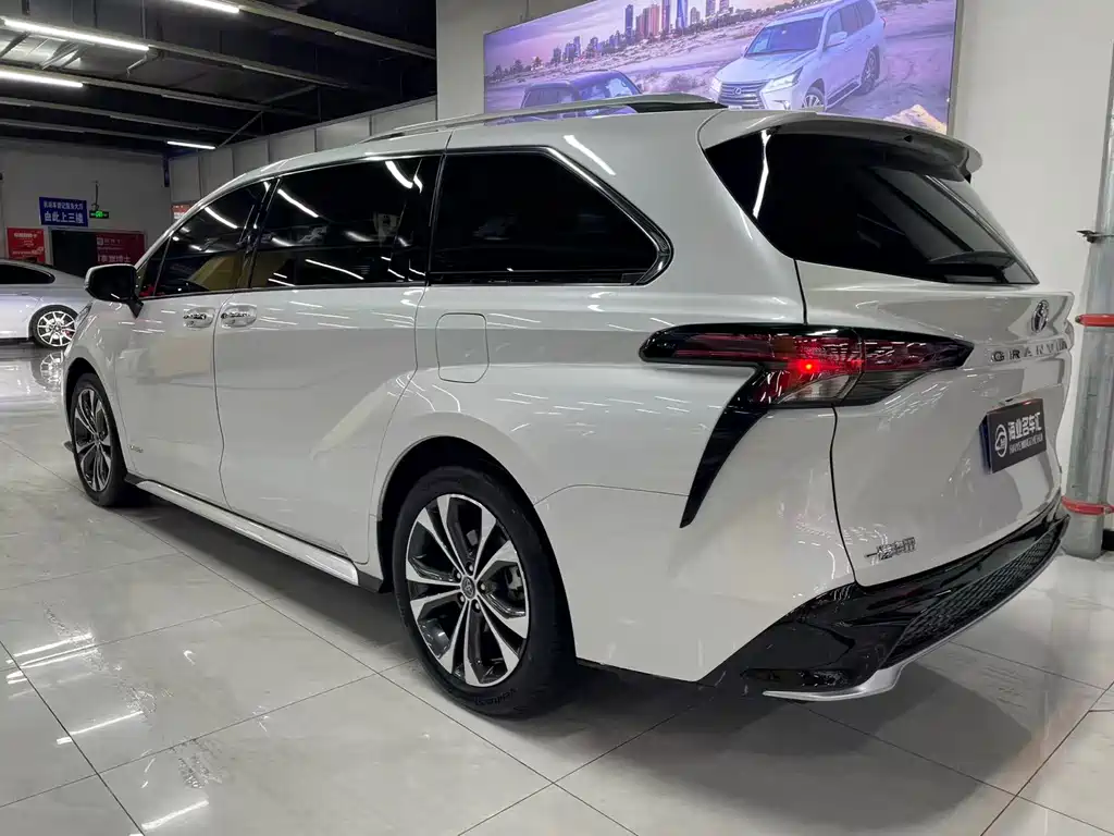 Granvia 2.5 L Hybrid Distinguished PLUS